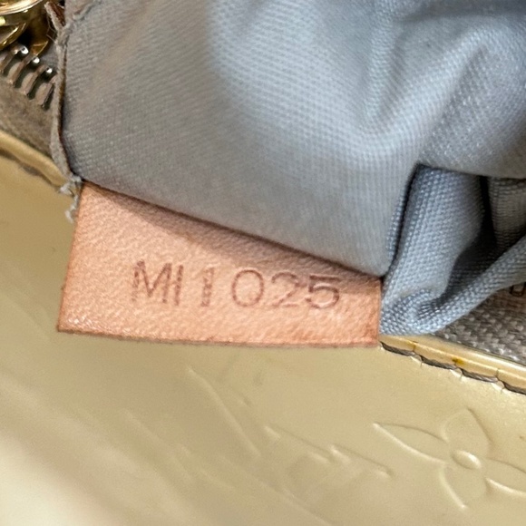 ** WOW** 💫Louis Vuitton Minna Street Vernis Crossbody - Picture 2 of 12